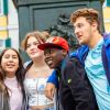 Sechs Bonner Jugendliche machen ein Selfie vor dem Beethoven-Denkmal
